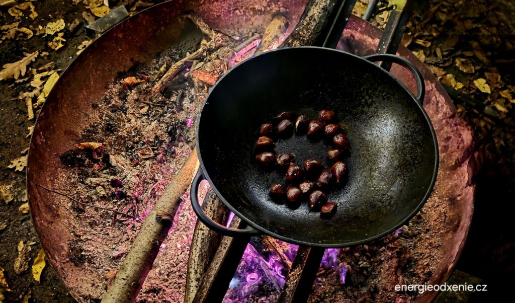 Jedlé kaštany dělané na ohni 