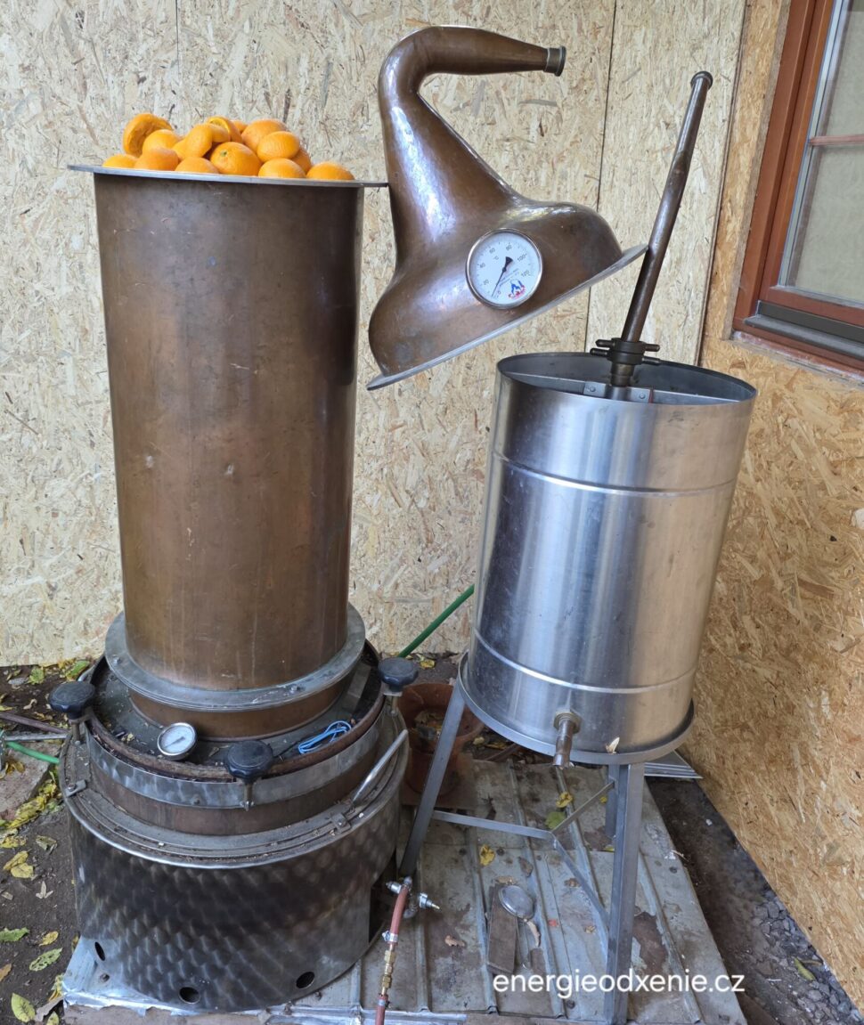 Destilace pomeranče na éterický olej a hydrolát