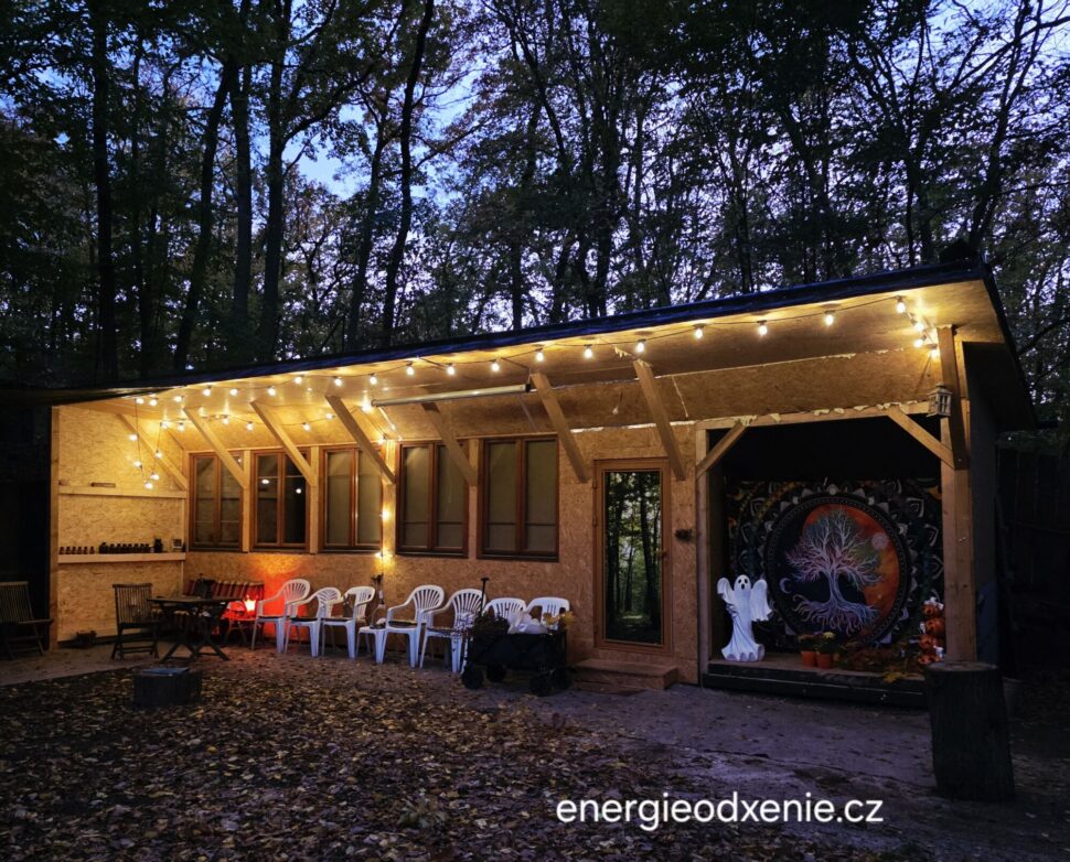 Setkávací místo chata v lese