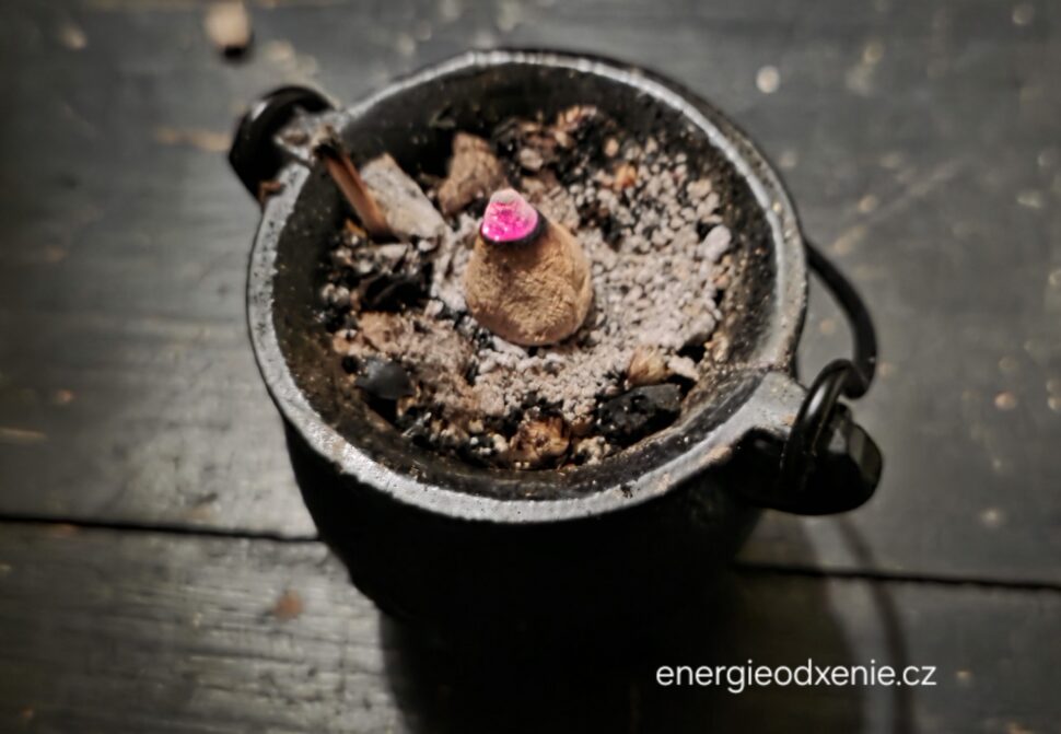 Vykuřování vonných dýmů kužílky