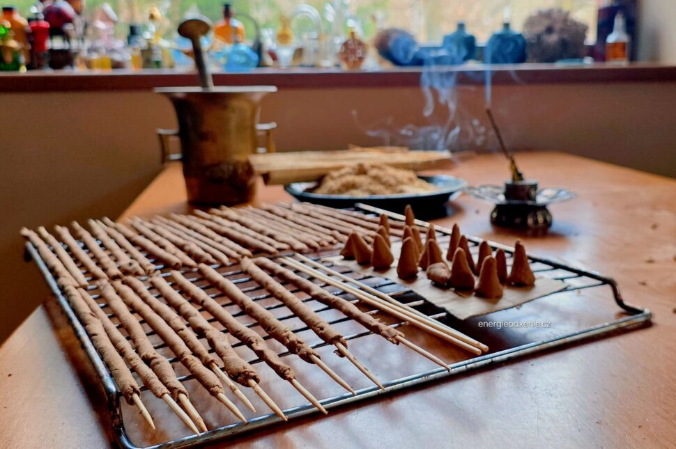 Vykuřovací domácí tyčinky a&nbsp;kužílky na&nbsp;vykuřování vonných dýmů